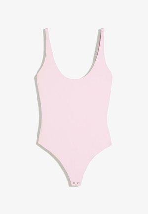 Lyserød ærmeløs bodystocking med rund halsudskæring og trykknapper ved skridtet mod hvid baggrund.