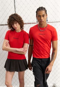 YOURTURN UNISEX - T-shirt estampada - red