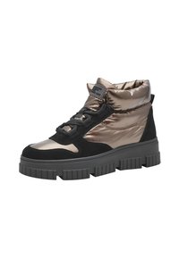 Zapatillas altas metálicas en bronce y negro con una gruesa suela de goma, que presentan un cuello acolchado y acentos texturizados. Cintas negras y marca visibles.