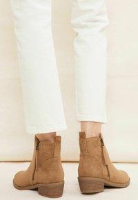 Friends Like These SIDE ZIP LOW HEEL - Kotníkové boty - brown