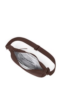 Borsa a tracolla in pelle marrone dalla forma affusolata e con tracolla regolabile. Presenta un'apertura con zip che rivela un interno grigio chiaro con tasche.