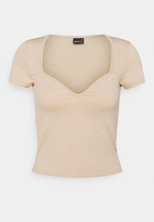 Haut beige côtelé à manches courtes avec un décolleté en V profond, une coupe ajustée et une texture douce, fabriqué en matériau extensible.