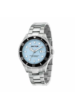 Orologio da polso in metallo argentato con quadrante azzurro chiaro, lunetta nera, indici luminosi, datario alle 3 e resistenza all'acqua fino a 100 metri.