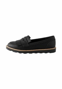 Mocassins en cuir noir avec un accent à franges, des bords festonnés et une semelle en caoutchouc marron. Présentent un design plat, adapté pour un usage décontracté.