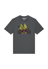 Grijze katoenen t-shirt met een grafisch ontwerp van twee cartoon-avocado's die op een rode fiets rijden. Korte mouwen, ronde hals, speelse uitstraling met felle kleuren.