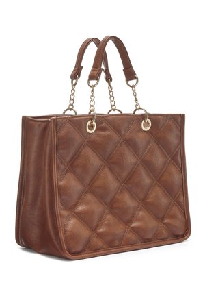 Braune gesteppte Lederhandtasche mit doppelt ketteverbundenen Griffen und goldenen Ringakzenten, aufrecht stehend vor weißem Hintergrund.