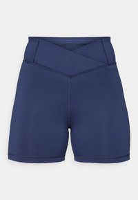 Shorts de activitate negre cu un elastic lat, având un design în cruce în partea de sus. Confectionate dintr-un material elastic, neted.
