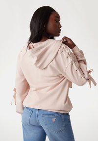 Guess HOODIE - Majica s kapuljačom i patentnim zatvaračem - rose