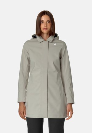 Lichtgrijze waterdichte jas met een capuchon, voorkant met rits en twee zijzakken. Beschikt over een minimalistisch ontwerp en een klein logo op de borst.
