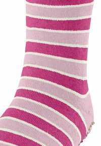 Gestreifte Socke in verschiedenen Rosa- und Weißtönen. Verfügt über eine weiche Textur, ein geripptes Strickmuster und ein gepunktetes Akzent an der Ferse für zusätzlichen Halt.