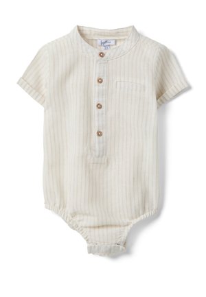 Baby-Strampler mit kurzen Ärmeln in Cremefarbe, dünne vertikale Streifen, vordere Holzknöpfe, Brusttasche und Druckknopfverschluss am unteren Teil.