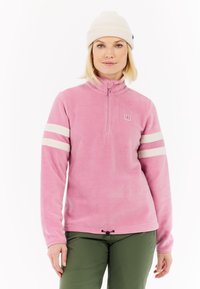 Pullover in pile rosa chiaro con zip a metà e colletto alto. Presenta strisce orizzontali bianche sporche sulle maniche e un dettaglio con cordoncino all'orlo.