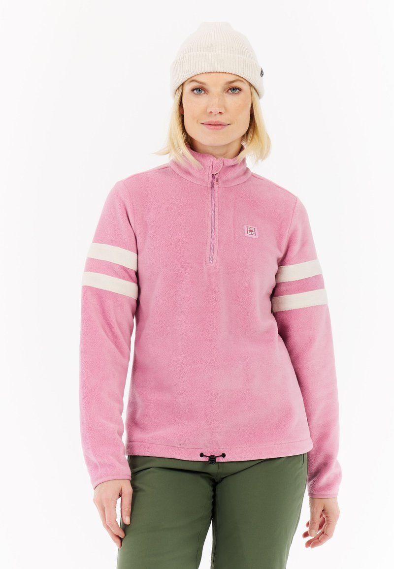 Pullover in pile rosa chiaro con zip a metà e colletto alto. Presenta strisce orizzontali bianche sporche sulle maniche e un dettaglio con cordoncino all'orlo.