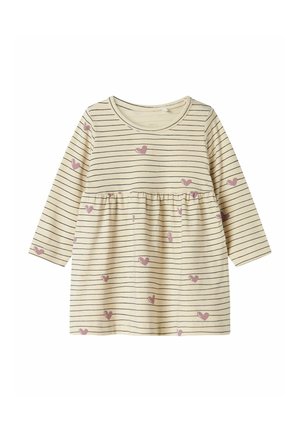 Vestido de manga larga a rayas en crema con líneas oscuras y corazones rosa claro dispersos. Cuenta con una cintura fruncida y un escote redondo.