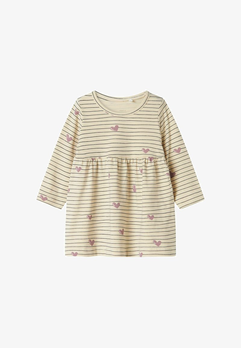 Vestido de manga larga a rayas en crema con líneas oscuras y corazones rosa claro dispersos. Cuenta con una cintura fruncida y un escote redondo.