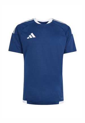 Granatowa sportowa koszulka z krótkim rękawem, białym kołnierzykiem, białymi paskami na ramionach oraz białym logo Adidas na lewej piersi.