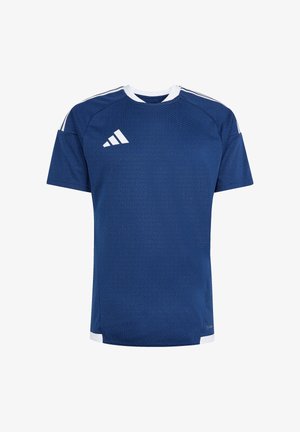 Granatowa sportowa koszulka z krótkim rękawem, białym kołnierzykiem, białymi paskami na ramionach oraz białym logo Adidas na lewej piersi.