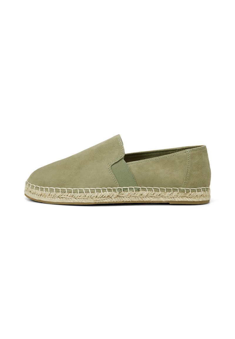 Espadrille en daim vert présentant une surface texturée, des accents élastiques sur les côtés et une semelle en jute avec des détails de couture.