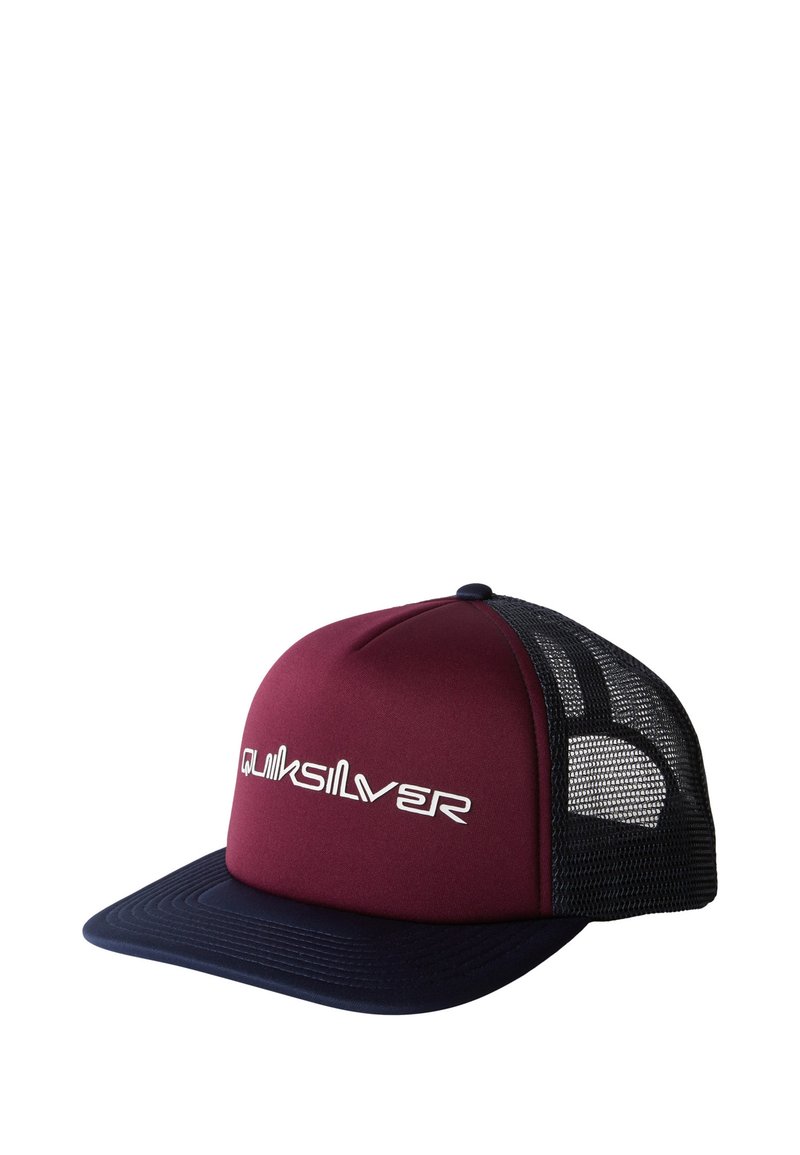 Červená a námornícka čiapka so štruktúrovaným dizajnom, penovým predkom, sieťovaným zázemím, rovnou šiltovkou a bielym logom "Quiksilver" na prednej strane.