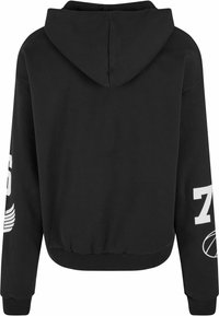 Sudadera corta negra con capucha ajustable. Presenta números y gráficos impresos en blanco en las mangas. Tela suave con puños acanalados.