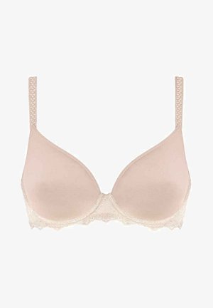 Soutien-gorge beige rembourré avec des bonnets en tissu lisse, des accents en dentelle le long du bas, et des bretelles réglables texturées pour le soutien.