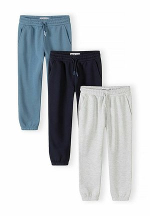 Tre paia di pantaloni jogger con fascia elastica in vita e coulisse, nei colori blu, nero e grigio chiaro, disposti verticalmente su sfondo bianco.