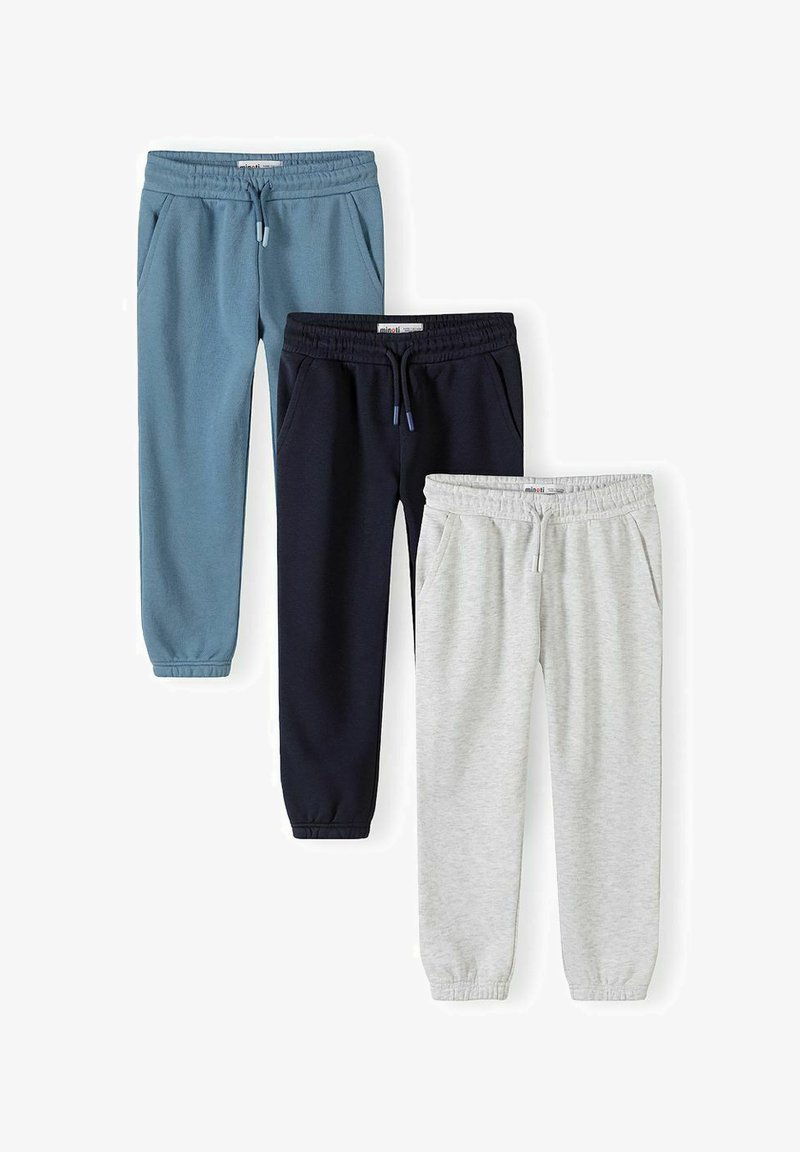 Tre paia di pantaloni jogger con fascia elastica in vita e coulisse, nei colori blu, nero e grigio chiaro, disposti verticalmente su sfondo bianco.