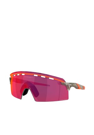 Occhiali da sole sportivi con una lente ampia e curva in sfumature di rosa e arancione, dotati di una montatura grigia e di un design ventilato per il passaggio dell'aria.