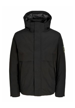 Veste imperméable noire avec un col haut et une capuche, dotée d'une fermeture frontale et de poches latérales doubles. Texture lisse avec des coutures minimales.