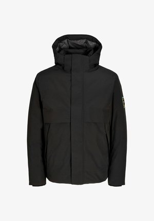 Veste imperméable noire avec un col haut et une capuche, dotée d'une fermeture frontale et de poches latérales doubles. Texture lisse avec des coutures minimales.