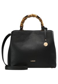 Černá texturovaná kabelka s obloukovými rukojeťmi ve stylu bambusu, odnímatelným ramenním popruhem a malou zlatou značkovou visačkou s kruhovým přívěskem.