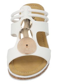 Sandalo bianco con tre fascette. Presenta un accento metallico rotondo e un ornamento circolare testurizzato. Suola effetto sughero per una maggiore texture.