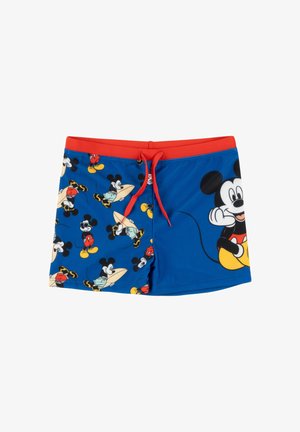 Costume da bagno da bambino blu e rosso con fascia in vita rossa, coulisse rossa e numerosi piccoli disegni a cartone animato di Topolino, oltre a uno grande.