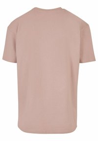 Hellrosa Kurzarm-T-Shirt, Rundhals, aus glattem Baumwollmaterial, mit einem einfachen und geraden Schnittdesign und genähten Säumen.