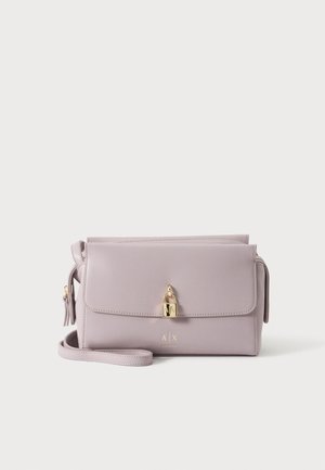 Bolso bandolera de cuero color púrpura claro con detalle de cierre dorado y logo A|X en la parte delantera, presentado sobre un fondo blanco liso.