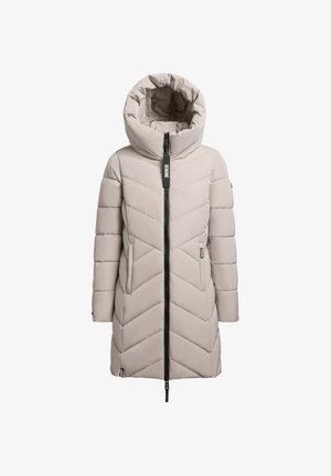 Krems krāsas pūkainā jaka ar augstu kapuci, zigzaga šuvju dizainu, priekšējo rāvējslēdzēju un diskrētām sānu kabatām. Izgatavota no viegla, teksturēta auduma.