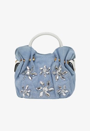 Niebieska torebka z dżinsu z plecionym białym uchwytem, ozdobiona srebrnymi aplikacjami w kształcie kwiatów oraz cyrkoniami. Posiada złote akcenty metalowe.