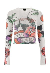 Een lange mouwen cropped top gemaakt van doorzichtig wit materiaal, versierd met bloemen- en banierprints in levendige kleuren met de tekst "LOVE HARD."