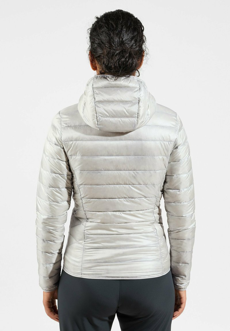 Silberner Puffer-Jacke mit horizontalem Steppmuster, Kapuze und elastischen Bündchen; leichtes, glänzendes Material reflektiert das Licht. Rückansicht.