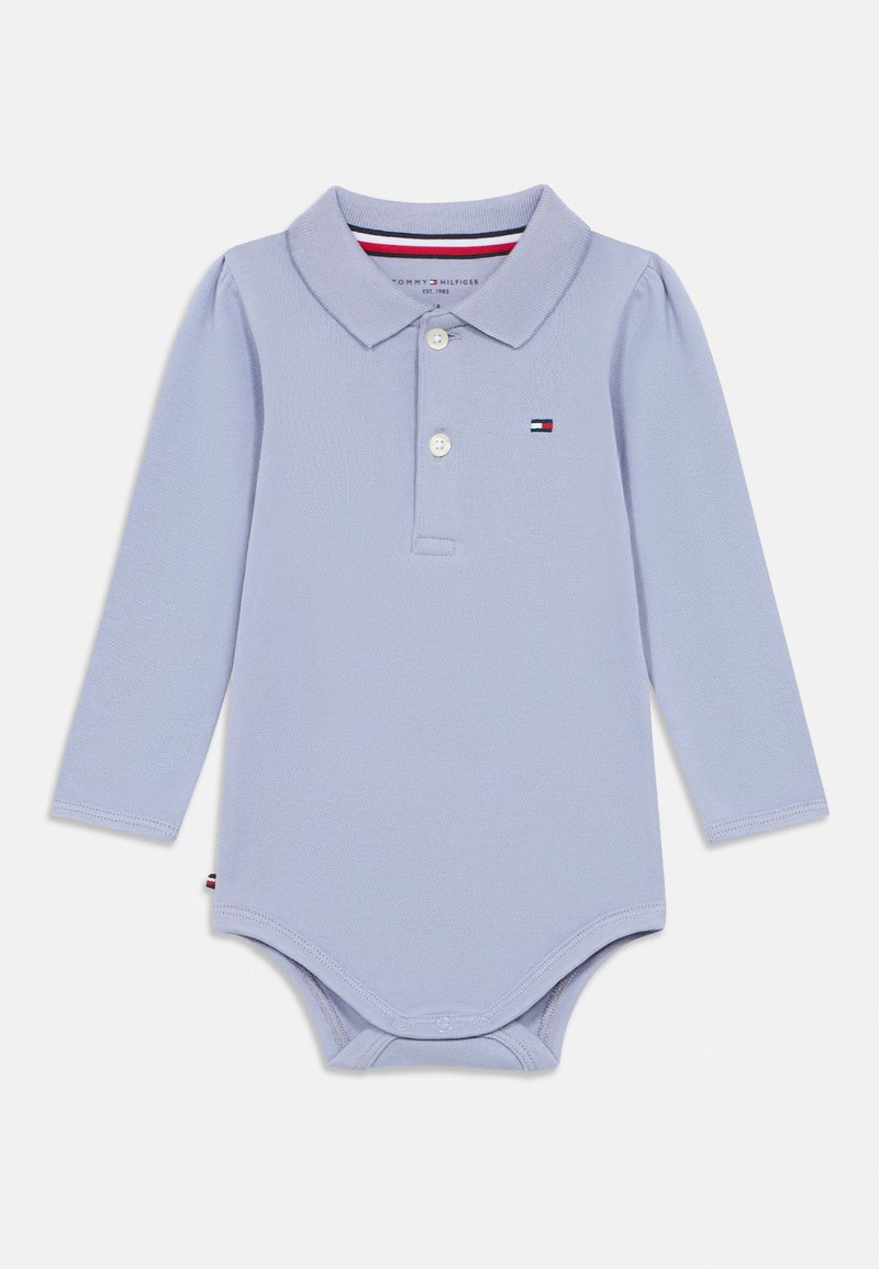 Jasnofioletowy body polo z długim rękawem, z kołnierzykiem, trzema guzikami, teksturowanym materiałem i małym wyszywanym logo na piersi.