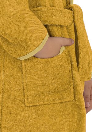 Kinderhand steckt in der Tasche eines senfgelben Bademantels aus Frottee, der mit einem Stoffgürtel gebunden ist.