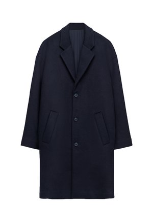 Cappotto lungo blu navy scuro con colletto a rever, tre bottoni sul davanti e due tasche oblique.