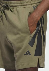 adidas Performance Korte sportsbukser - olive strata