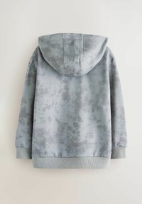 Světle šedá mikina s kapucí a batikovaným vzorem, texturovaná tkanina, žebrované manžety a lem. Obsahuje kapuci se šňůrkou. Zobrazeno ze zadní strany.