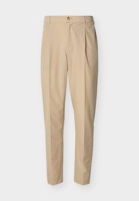 Μπεζ παντελόνι καλοραμμένο με κουμπί και θηλιές για ζώνη, με πιέτες κατά μήκος των μπροστινών ποδιών, απλωμένο επίπεδα σε λευκό φόντο.