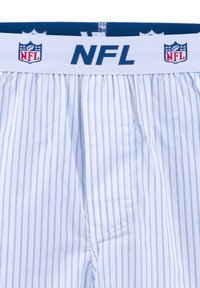 Weiße Boxershorts mit dünnen blauen vertikalen Streifen und einem weißen Bund, der das NFL-Logo sowie den dunkelblauen Schriftzug "NFL" zeigt.