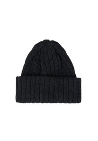 Czarna, prążkowana czapka beanie z podwiniętym mankietem. Teksturowany materiał z pionowymi paskami, z zaokrągloną górą i bez widocznych logo ani akcentów.