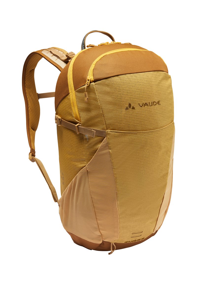 Mochila amarilla y marrón con una superficie texturizada, múltiples compartimentos, correas acolchadas y un asa en la parte superior. Presenta el logo "Vaude".