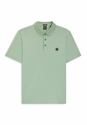 Polohemd in lichtgroen, korte mouwen, standaardkraag, met drie zwarte knopen en een cirkelvormig logo op de linkerborst.