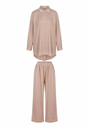Camicia beige a maniche lunghe con bottoni e colletto e pantaloni larghi abbinati, entrambi caratterizzati da sottili motivi verticali e a puntini.